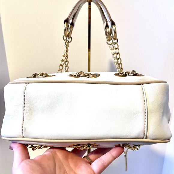 Gianni Bini Cream Leather Kisslock & Chain Shoulder Bag - Picture 6 of 9